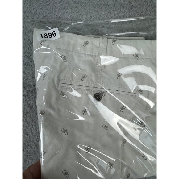 Express Mens 36 White Classic Fit Cotton Shorts W/Gray Scorpion Print - PreOwned - Picture 13 of 13